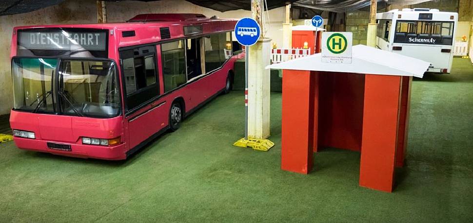 Spielfeld mit zwei HVV-Bussen und Bushaltestellen