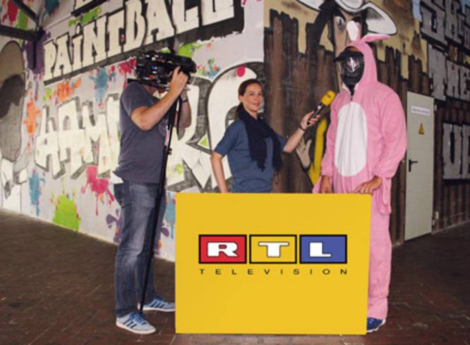Gruppenbild mit Kameramann, Reporterin und Spieler im Hasenkostüm.