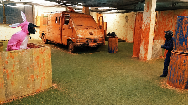 Der Spielspaß auf dem Paintballfeld beginnt.