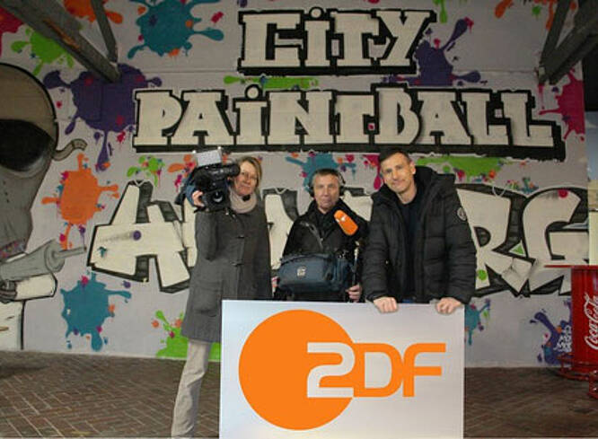 Dreharbeiten der ZDF Sendung Drehscheibe, mit Kamera- und Tonmann.