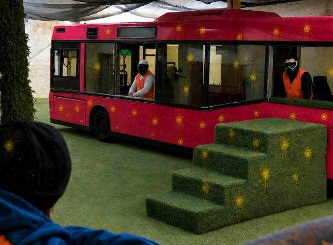 Paintball Hamburg Spielfeld mit HVV-Bussen.