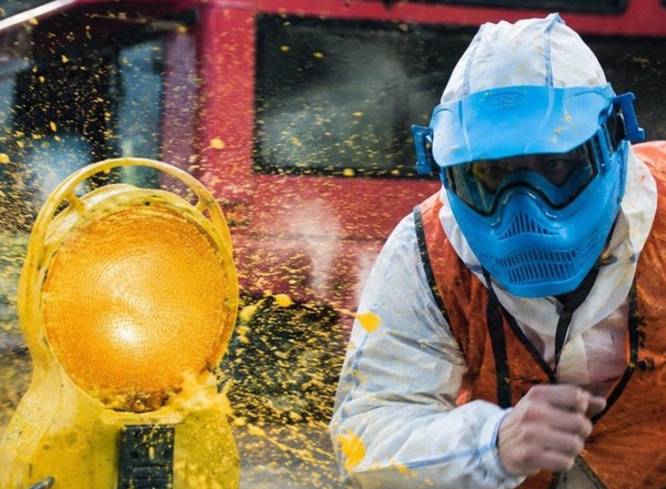 Spieler zielt mit Paintball Markierer.