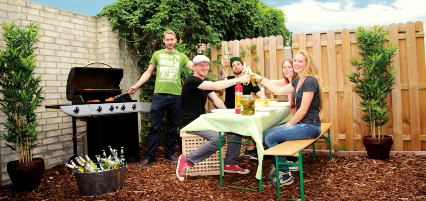 Grillpaket mit Bier und leckerem Essen.
