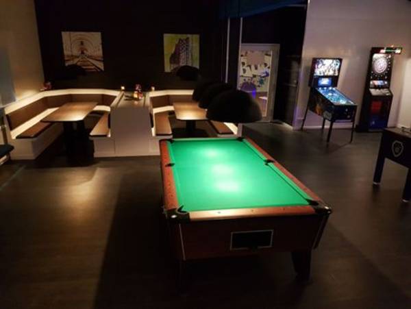 Eventraum mit Billardtisch, Sitzmöglichkeiten, Dart und Flipper.