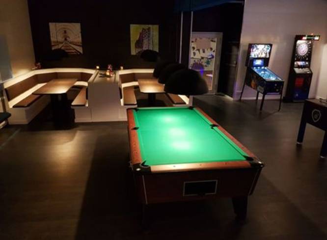 Eventraum mit Billardtisch, Sitzmöglichkeiten, Dart und Flipper.