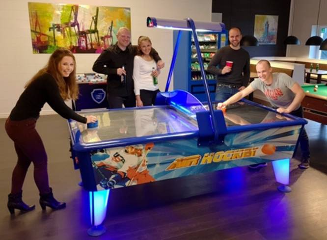 Gruppe spielt Airhockey
