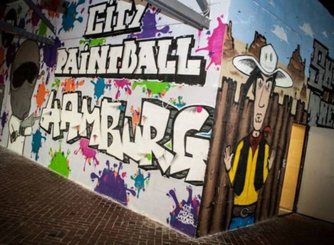 Aufenthaltsraum mit bunter Graffiti-Zeichnung.