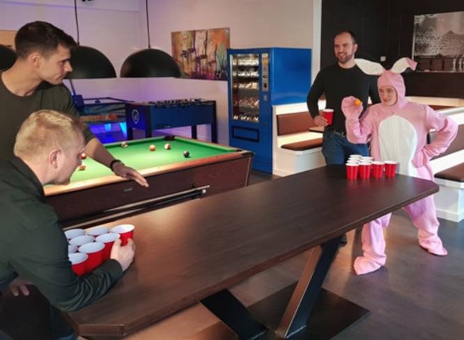 Rosa hase spielt Bierpong.