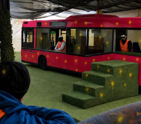 Paintball Hamburg Spielfeld mit HVV-Bussen.