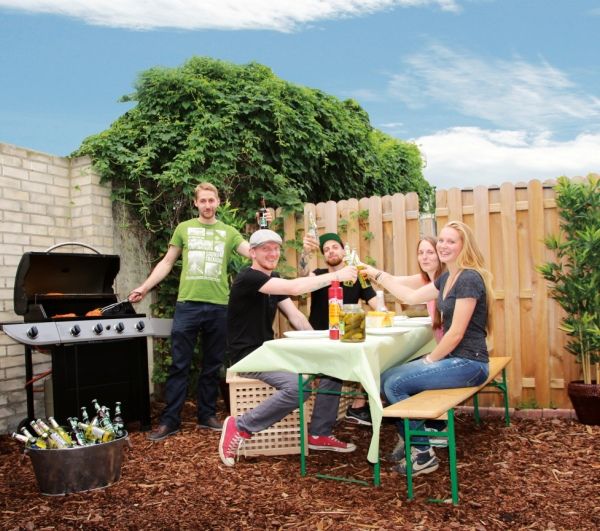 Spielergruppe beim Grillen stößt an.