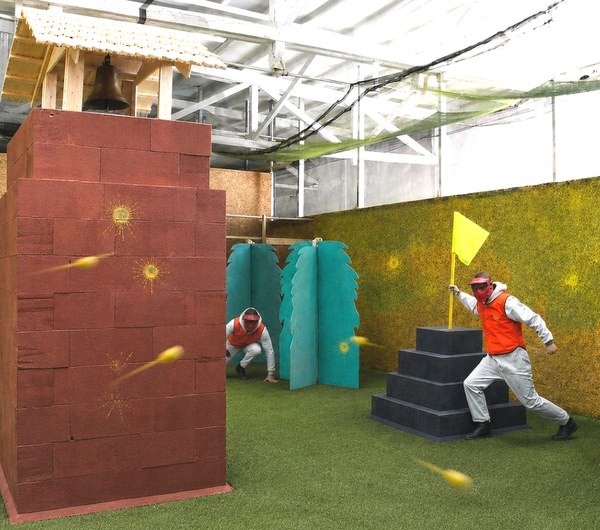 Spieler greift nach Flagge hintem Glockenturm.